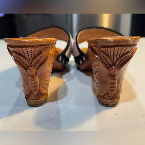 Crafts Hawaii Women's Off-White Beading W/ Black Trim Carved Wooden Clogs Size 6 - Picture 7 of 13